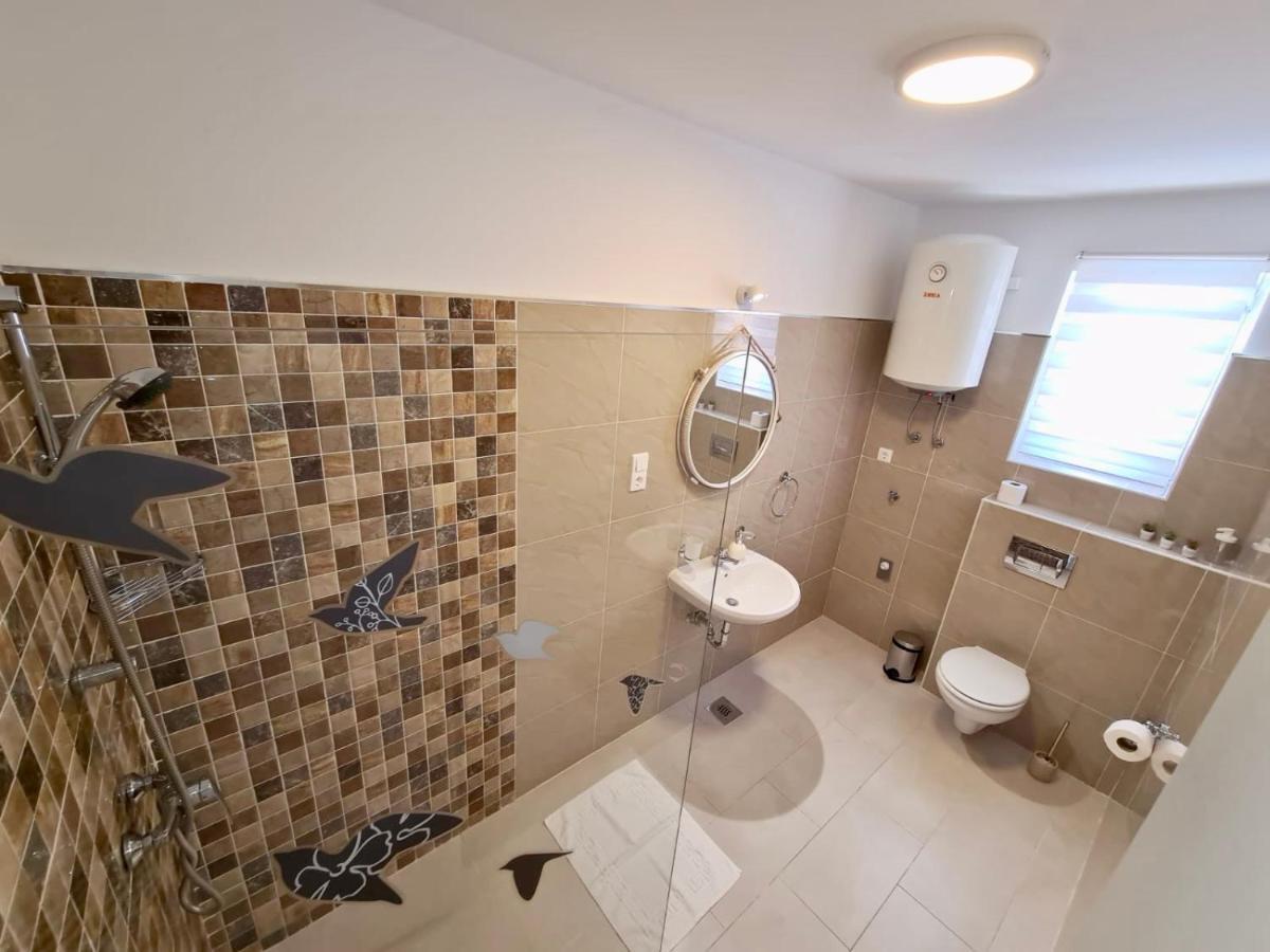 Apartments Maja Драмал Екстериор снимка