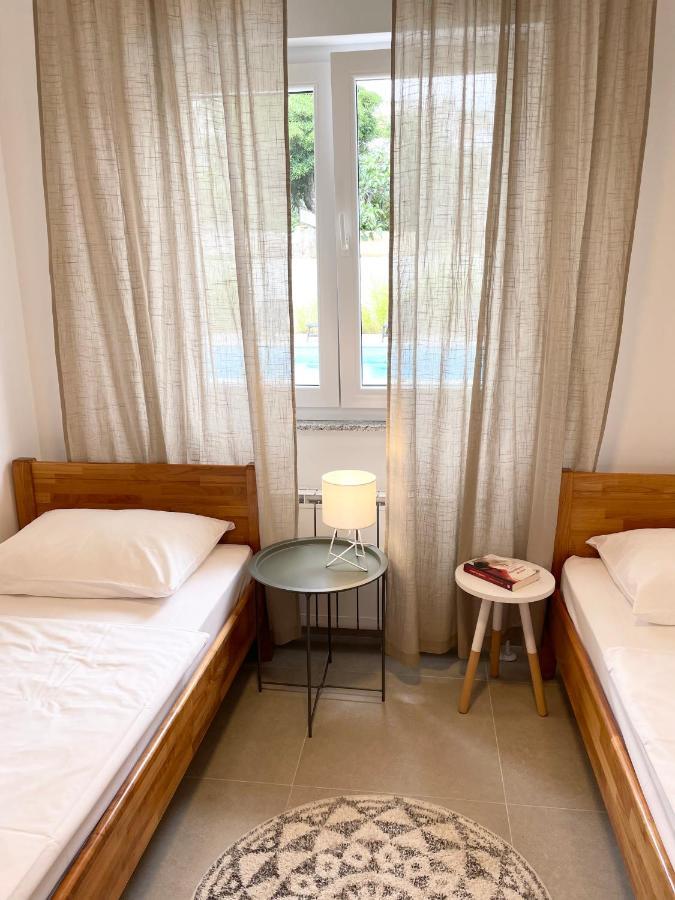 Apartments Maja Драмал Екстериор снимка