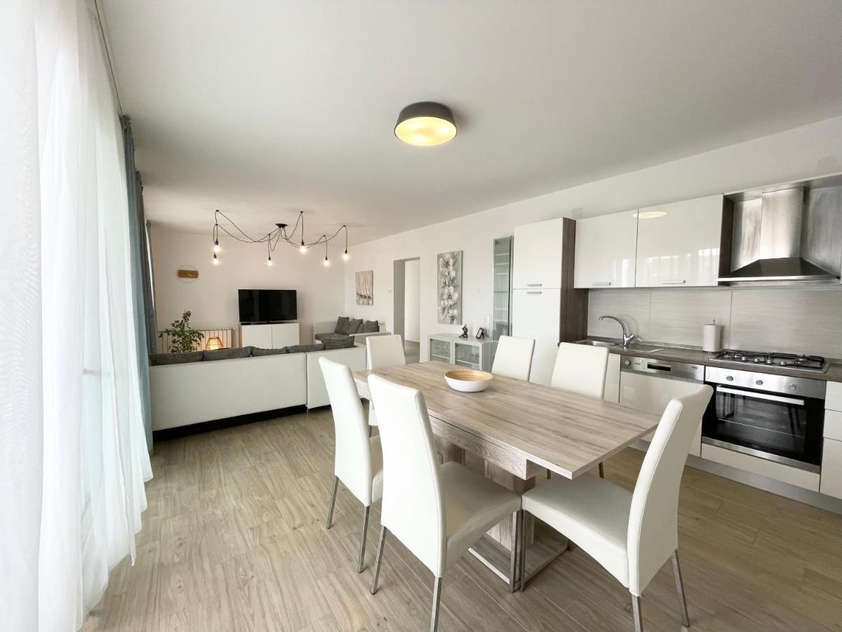 Apartments Maja Драмал Екстериор снимка