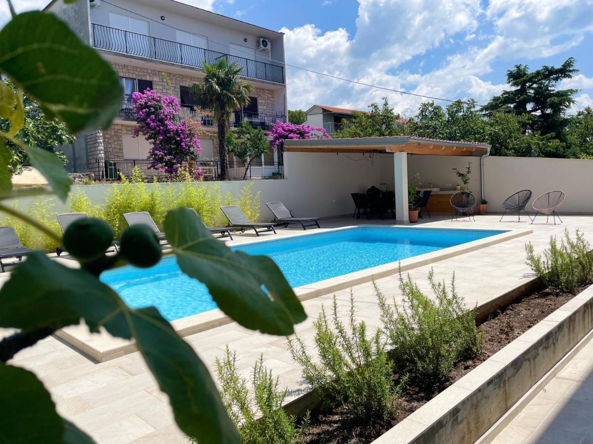 Apartments Maja Драмал Екстериор снимка